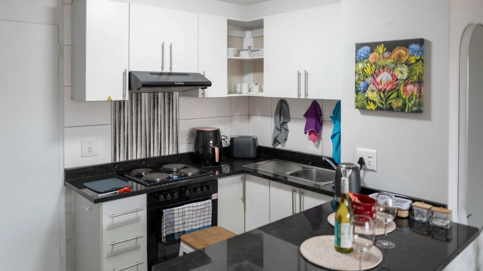 Centurion 207 Luxury Sea Point One Bedroom Apartment With Access To Magnificent Pool Perfect Location By Super Host Melvyn Cape Town 0*,