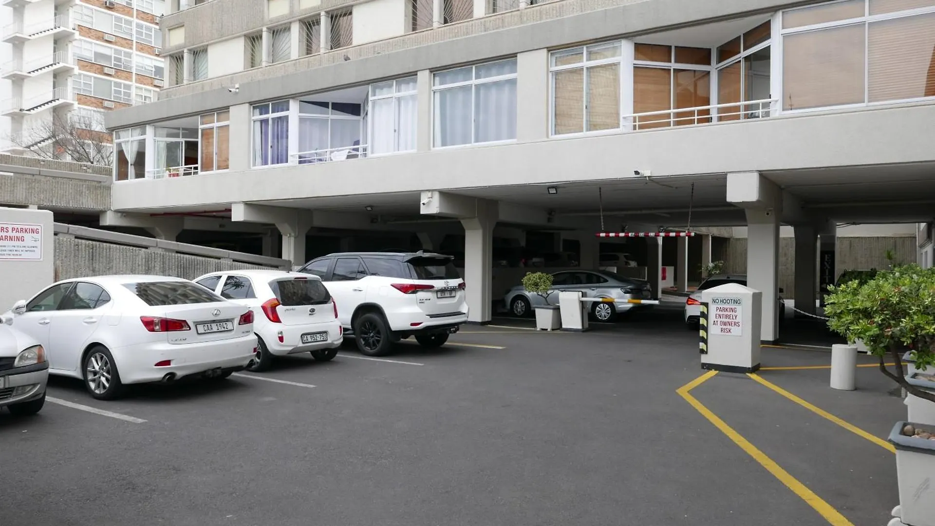 Centurion 207 Luxury Sea Point One Bedroom Apartment With Access To Magnificent Pool Perfect Location By Super Host Melvyn Cape Town 0*,  South Africa