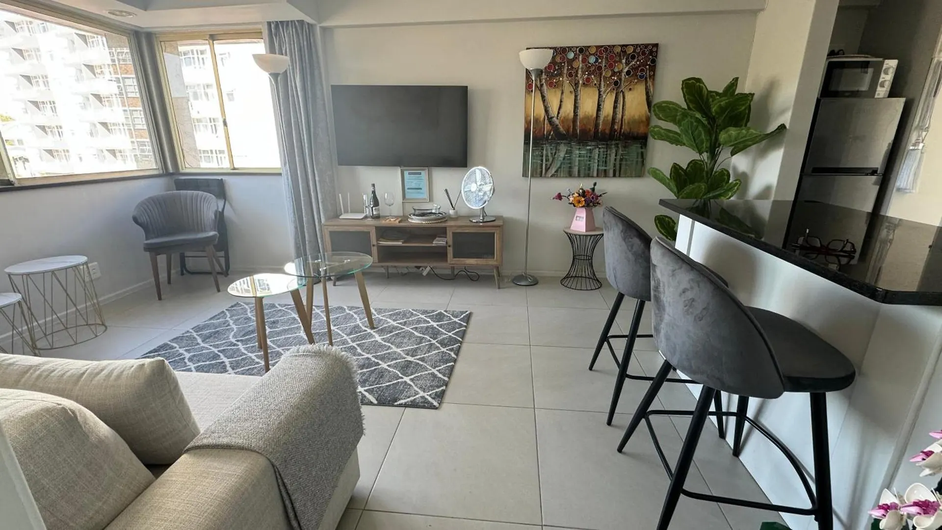Centurion 207 Luxury Sea Point One Bedroom Apartment With Access To Magnificent Pool Perfect Location By Super Host Melvyn contacts